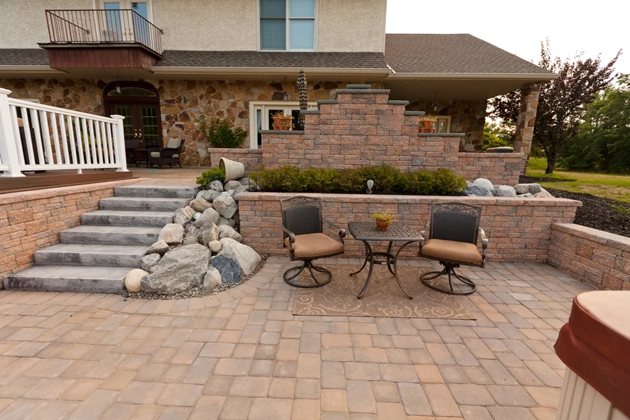 Outdoor kitchen with grill and pergola | outdoor kitchen trends | Creative Pavers