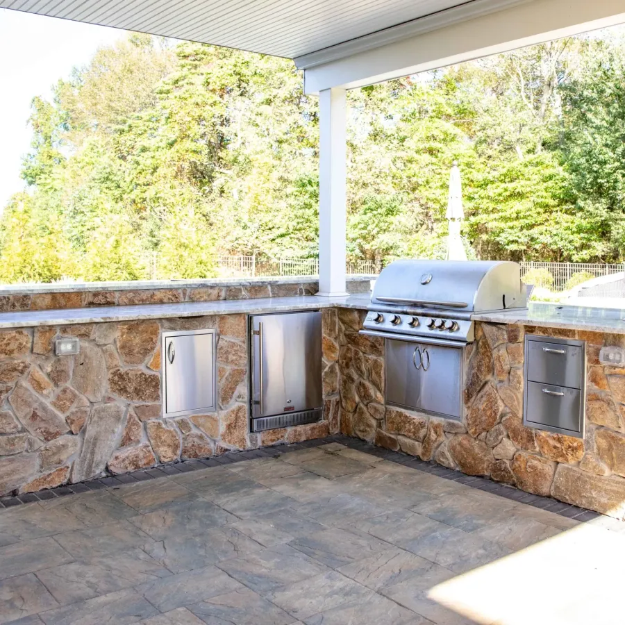 outdoor kitchen in stainless steel fixture and appliances | landscaper and hardscaper Gladwyne PA | Creative Pavers, Inc.